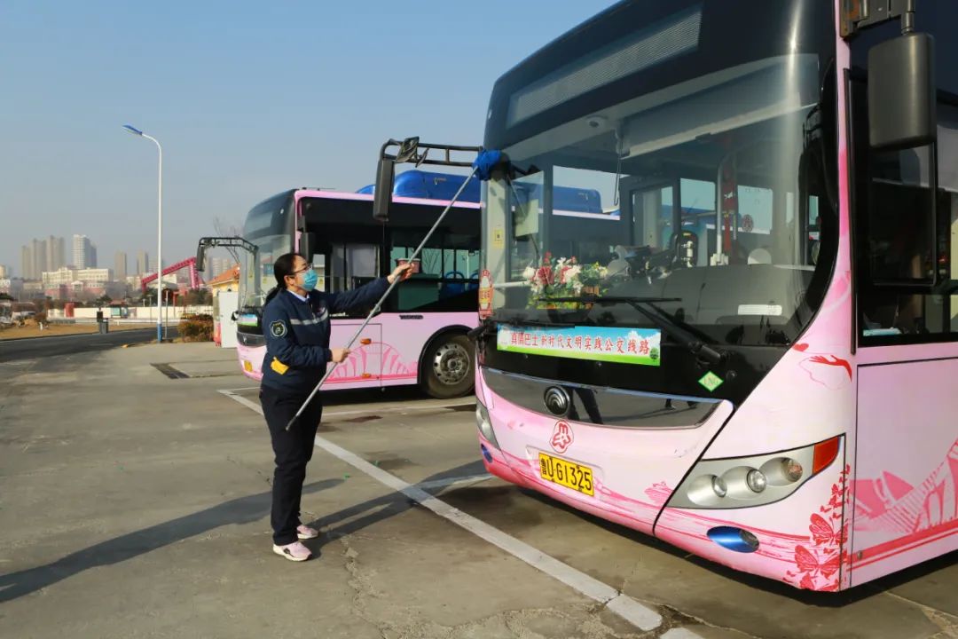 18路公交上的娘子军,真情服务为乘客