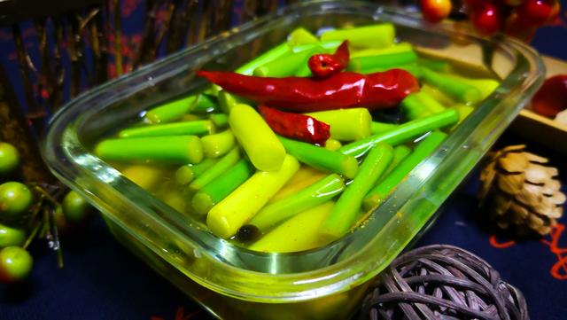 泡蒜苔有人放醋有人放酱油,大厨教你独特做法,香气浓郁脆爽甜