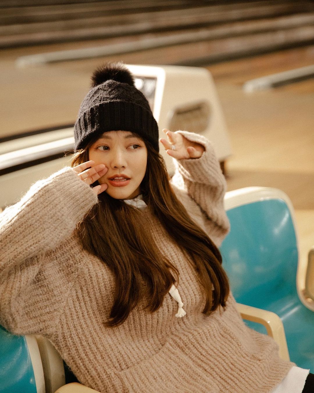 45岁"冻龄女神"许路儿,扎丸子头乖巧可爱!穿长靴秀出长腿