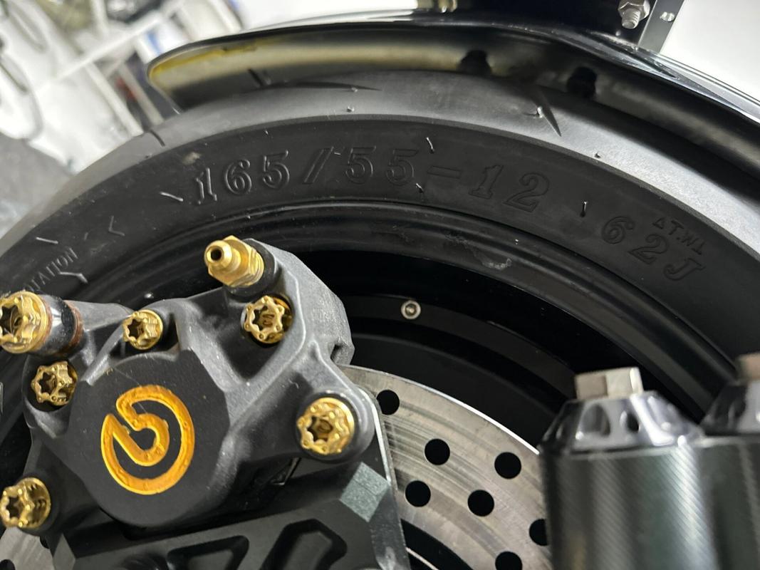 2. 小牛u十b电动车在轮胎选择上,虽然标准配置并非200cm直径的轮胎,但