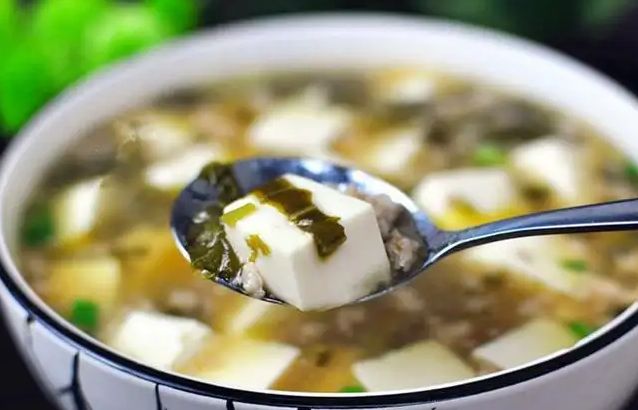 健康汤煲食谱分享:雪菜豆腐汤和豆腐生菜肉丝汤