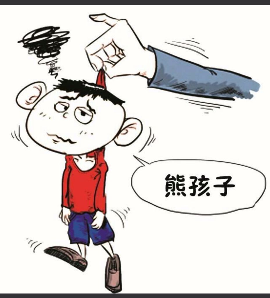 三个"熊孩子"以踹小区垃圾桶为乐,屡教不改,小区居民很头疼,没想到一