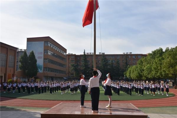 把灾难当教材 与祖国共成长—驻马店第二实验小学开展"开学第一课"