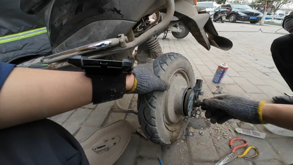 我电动车是油碟刹,刹把回位很慢,是怎么回事