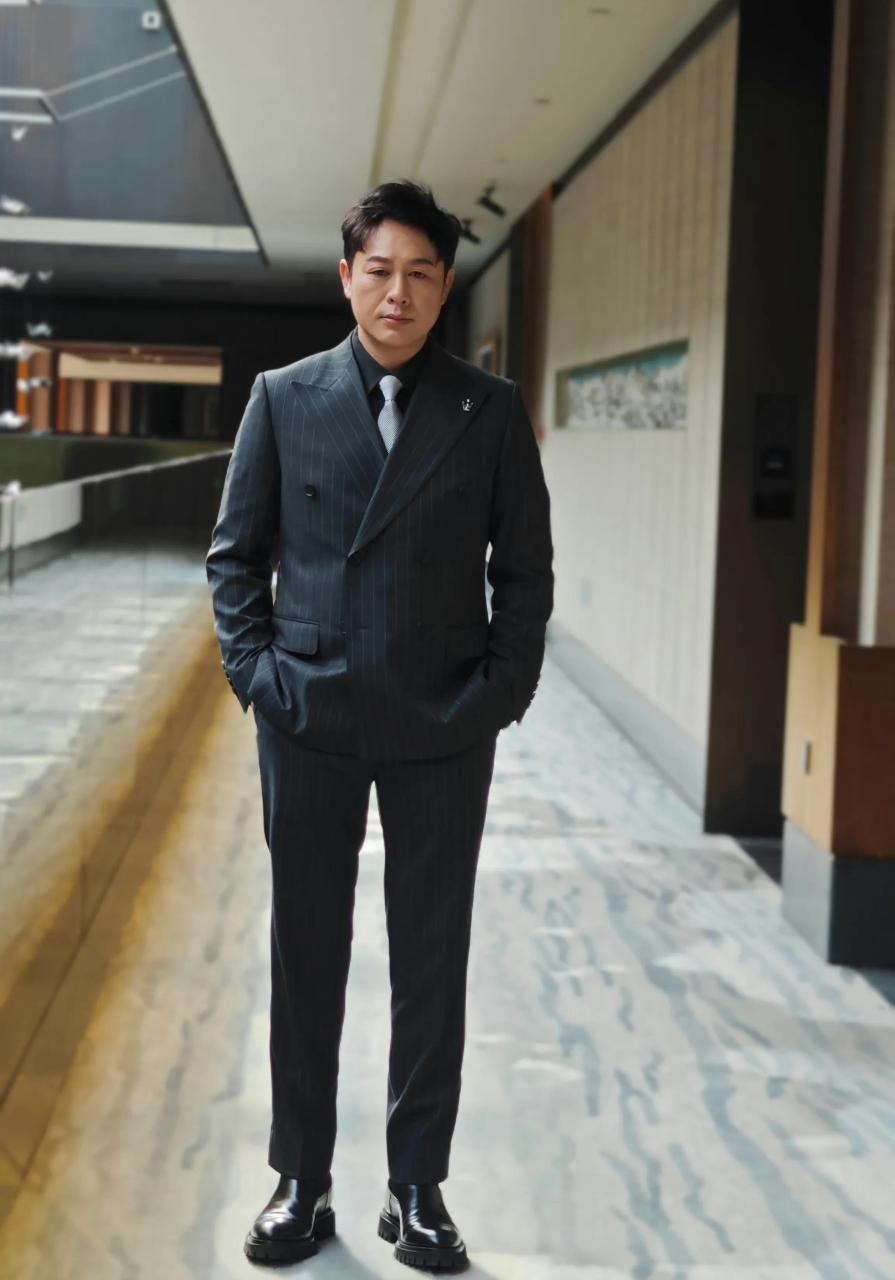 看来张颂文一直没忘记大嫂的叮嘱啊,"戗驳领的西装呢,要合身才好看".