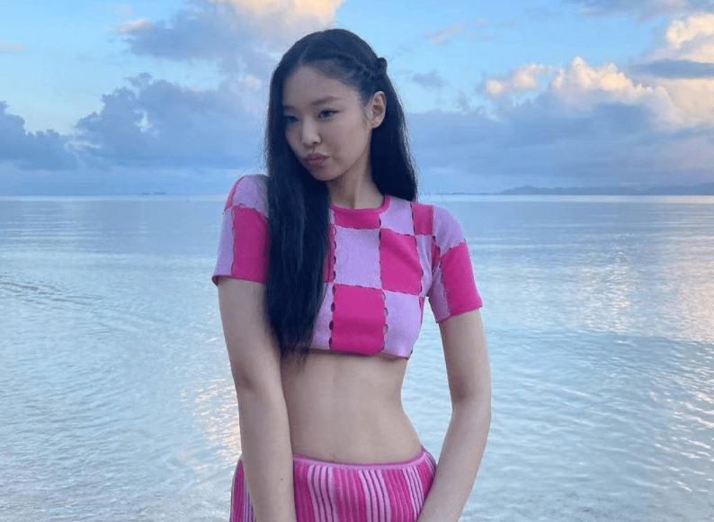 jennie身体不适,演唱会一半突然退场,有网友目击,她带着留置针