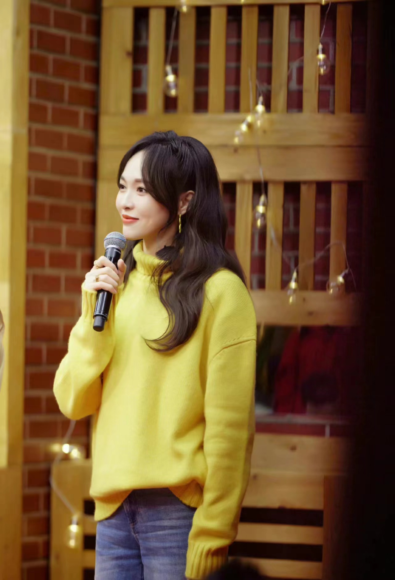 唐嫣《我们的客栈》穿搭,亮黄色毛衣配大衣,清新又减龄!