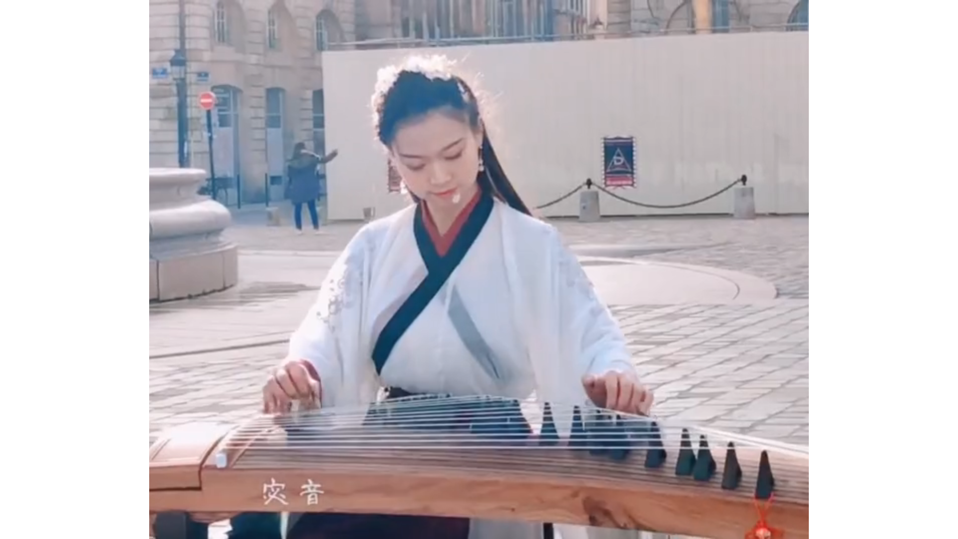 彭静旋:中国女孩在法国街头弹奏古筝,征服全场老外爱上中国文化