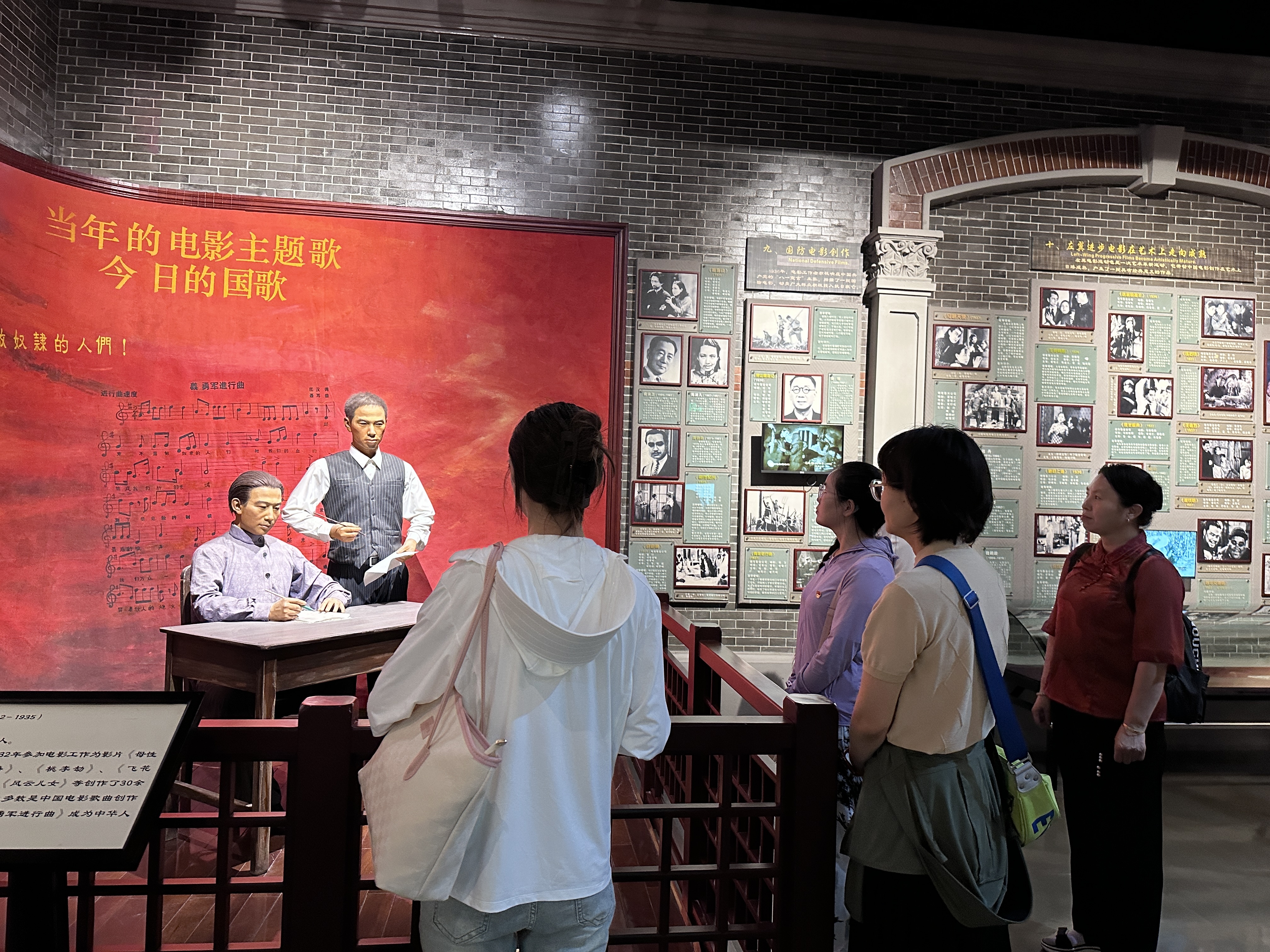 青塔街道开展 "寻迹红色光影 汲取奋进力量"主题党日活动