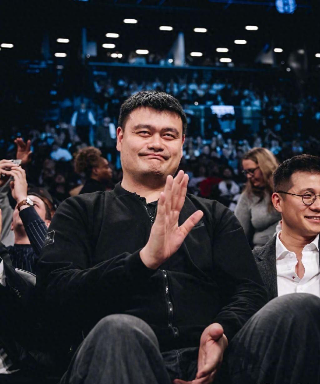 排面!蔡崇信邀请姚明看篮网比赛,全场球迷欢呼,本西裁判上前致意