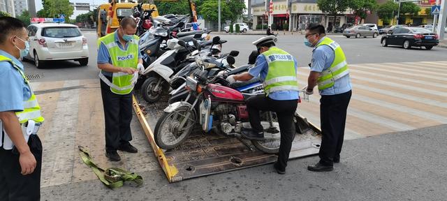 东莞交警沙田大队重拳出击整治摩托车,设卡查扣二台"炸街"非法改装