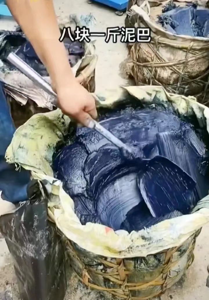 贵州:男子街头卖"黑泥巴",八元一斤,生意还挺好