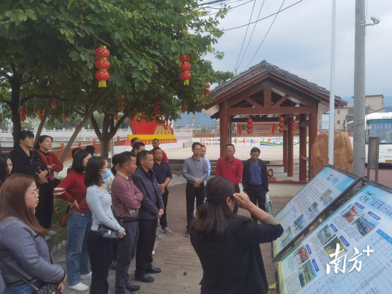 丰顺县黄金镇组织人大代表到汤西镇大罗村参观学习