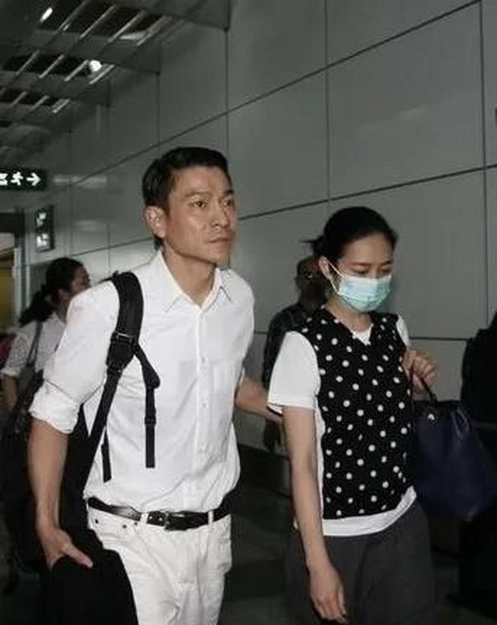 刘德华和老婆朱丽倩的合照,华仔眼里满满都是爱.