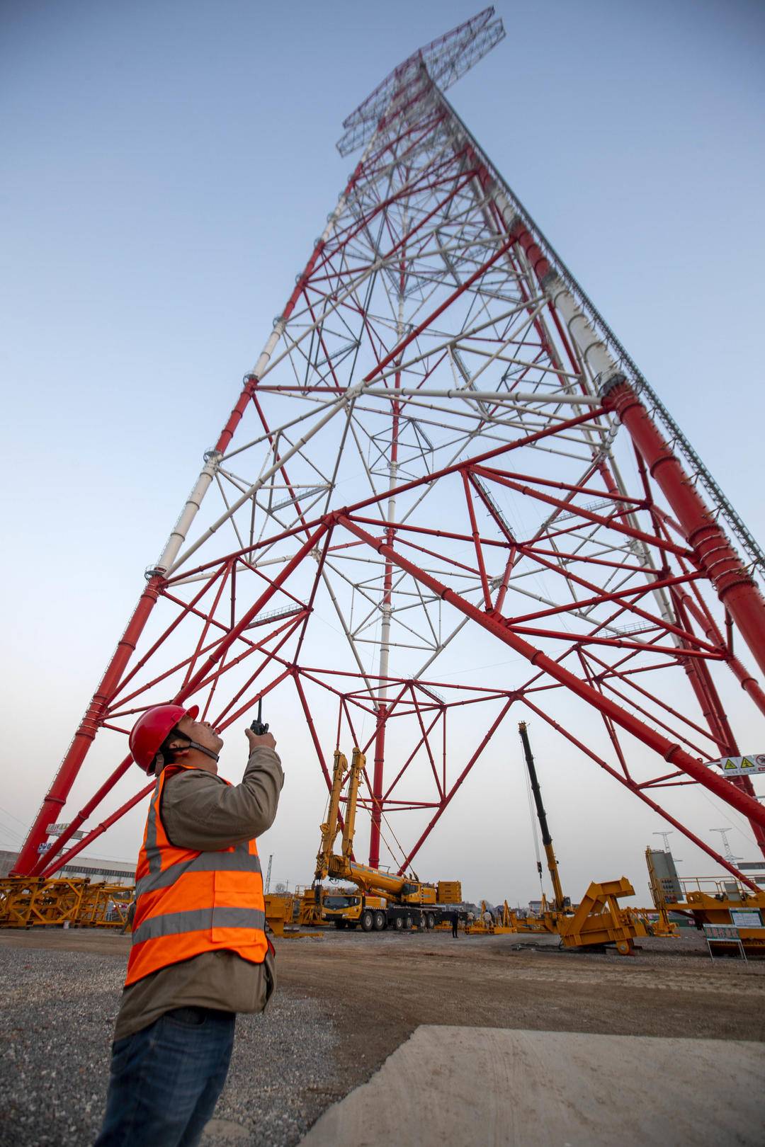 视频 组图|江苏:385米世界第一跨江输电铁塔封顶