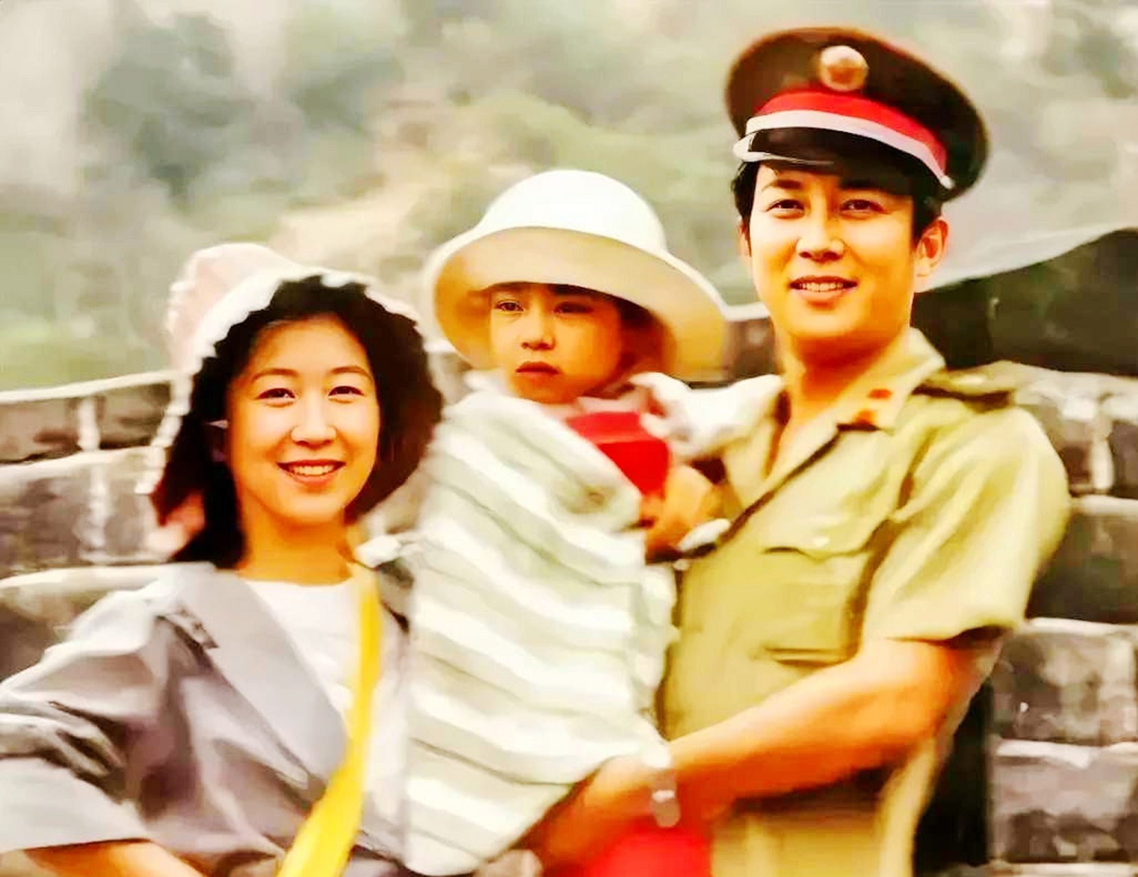 80年代,年少的唐国强抱着女儿和妻子孙涛出游