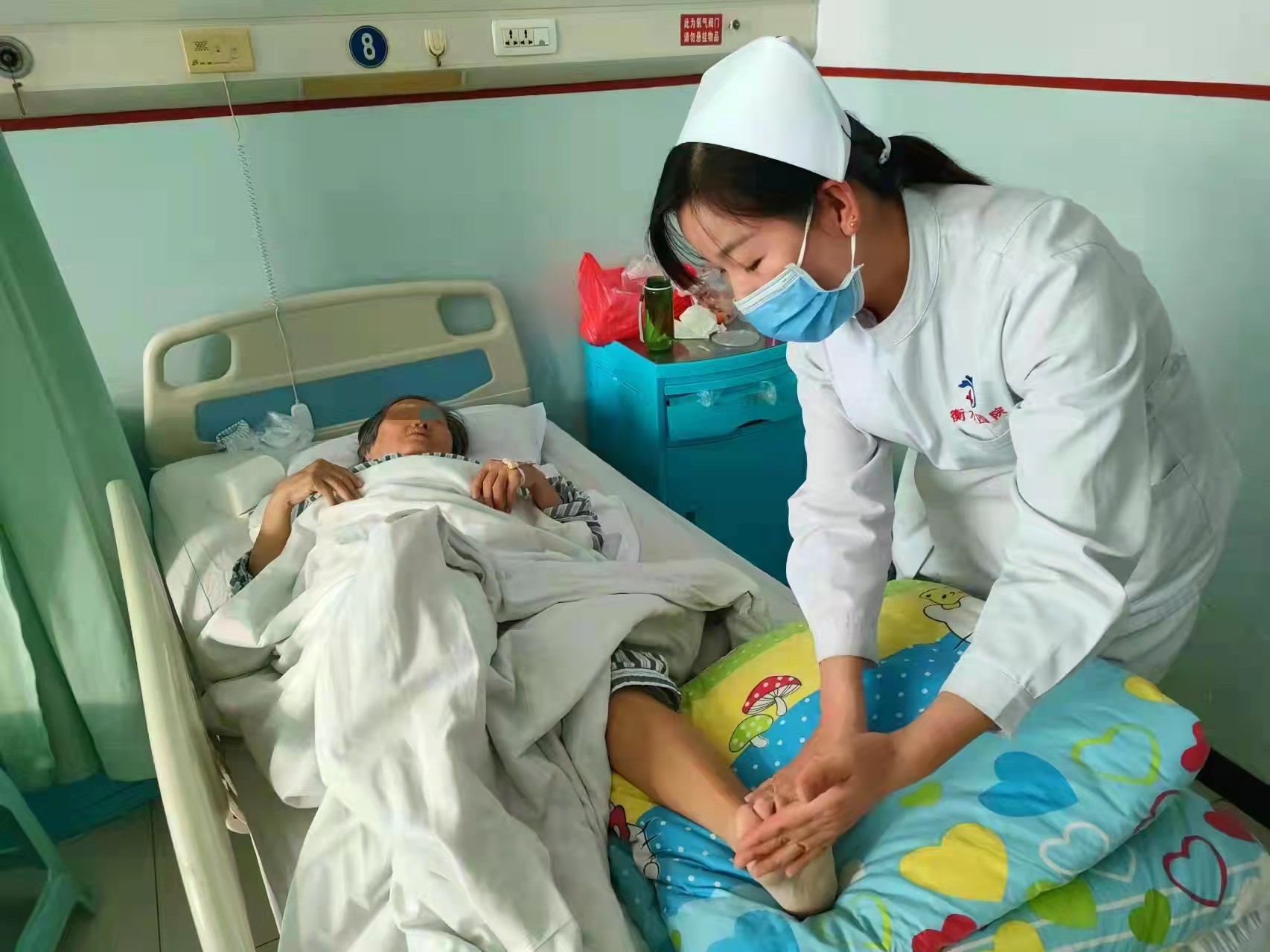 衡水四院一护士化身"临时家属"帮患者清理排泄物获赞