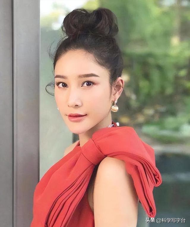 意外离世的泰国女星,突然现身好友直播间,是谁操控了这一切