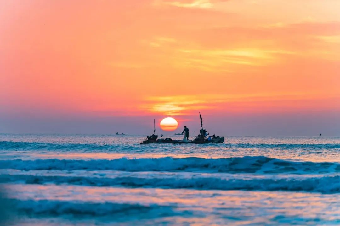 一切的坚硬当第一缕阳光洒在层层海浪上这里是观赏日出的绝佳地点图源