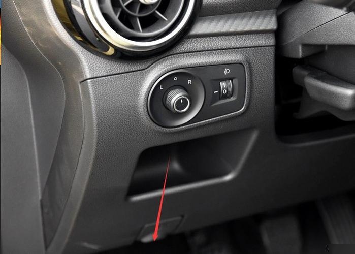 名爵3obd接口在哪里?