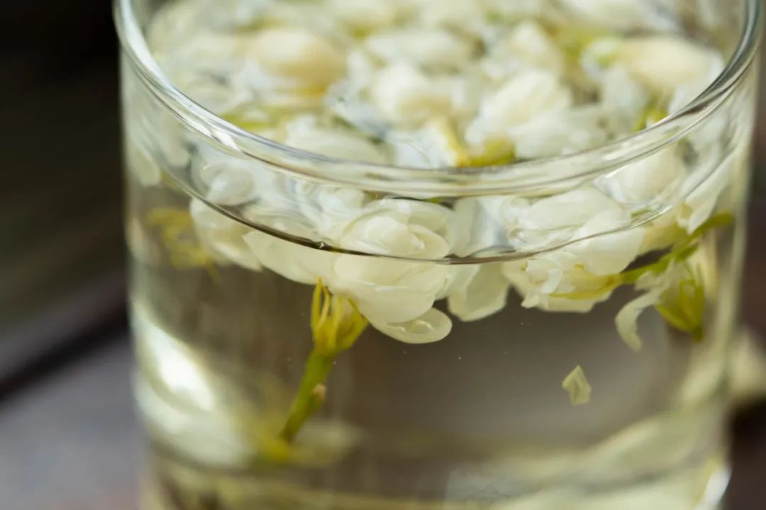 茉莉花茶耐泡,一杯抓7-12朵就行,90℃开水冲泡,洁白的花瓣,在水中慢慢