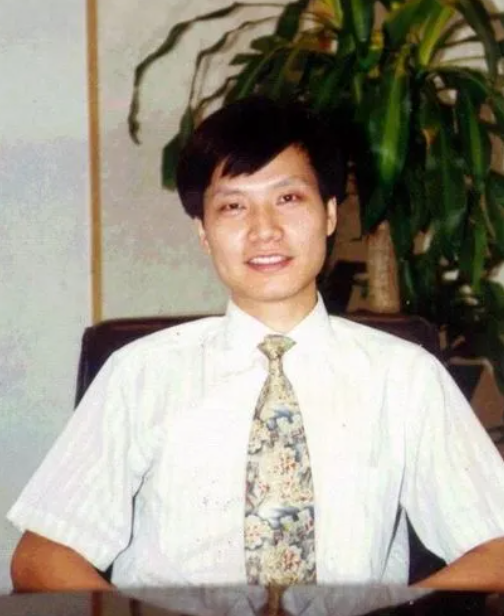 分享雷军大学时,刚参加工作时的一些老照片和往事,年代感满满