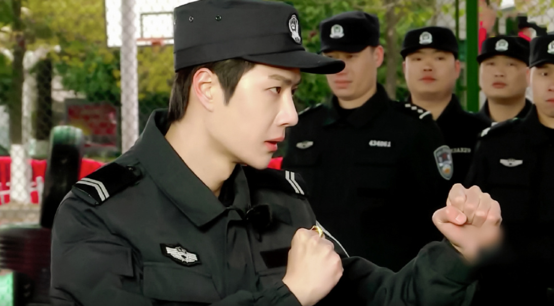 王一博法警训练过肩摔太帅,实战时眼神慌张,路透太傻粉丝认不出