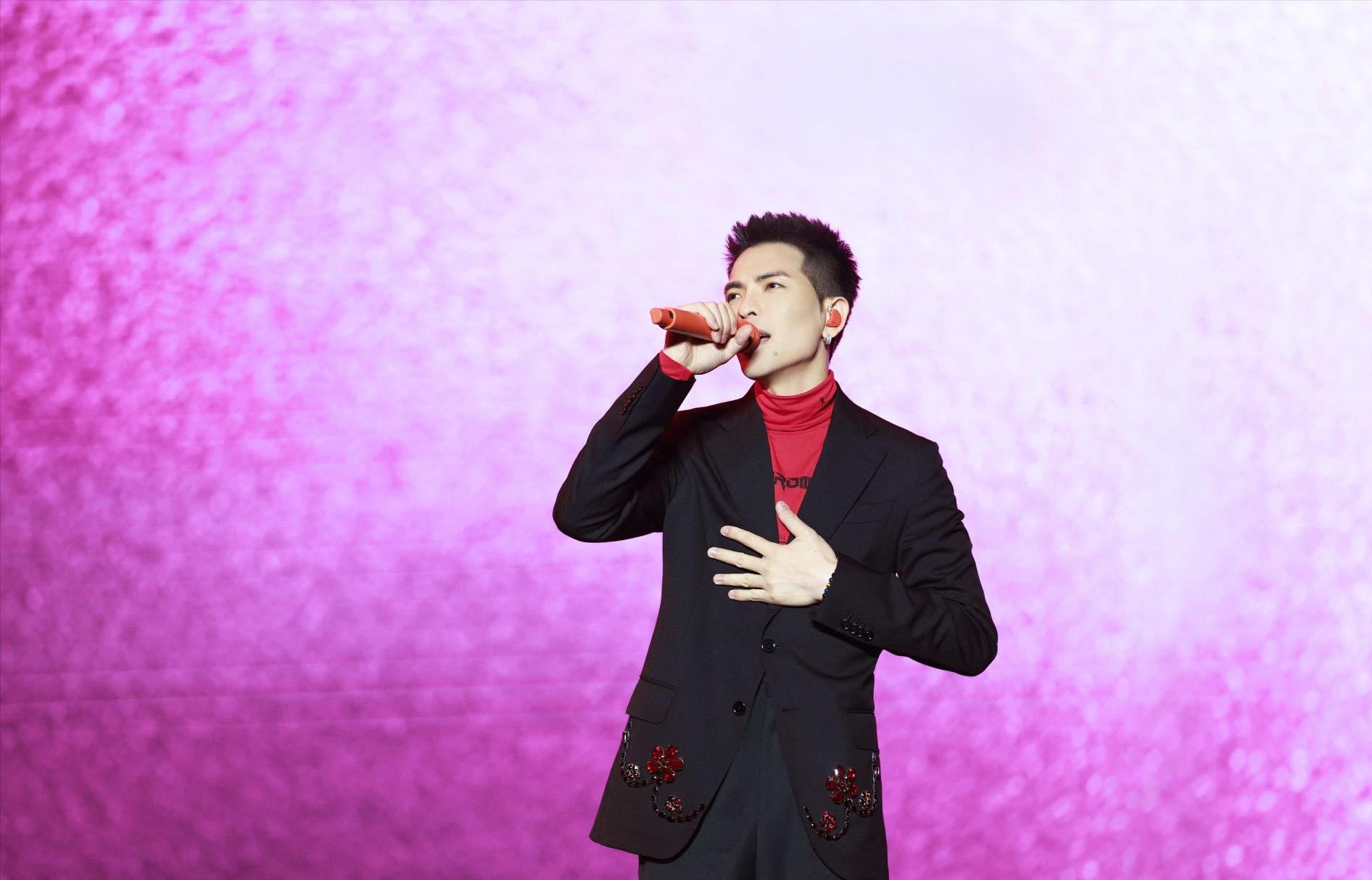 萧敬腾现身南京老山音乐节,狂风暴雨助力雨神威名