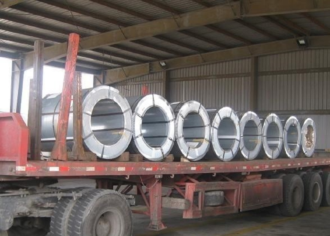 饿死不拉钢卷,运费低还危险,看看国外是用什么车运输的