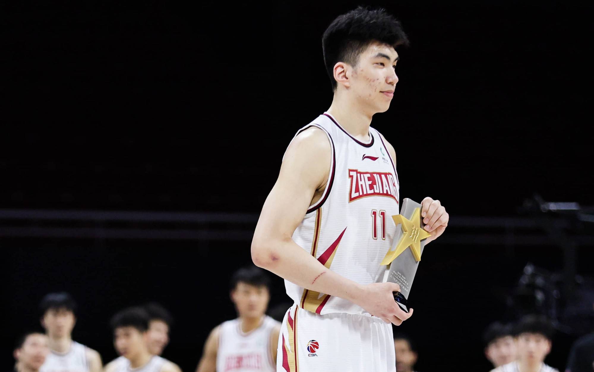 余嘉豪:每天起床看一遍这张选秀名单 总有一天会让他们知道