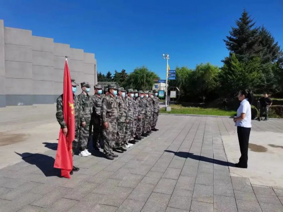 四平市吉行軍退役軍人志願者到四平烈士陵園為烈士墓碑描紅填漆