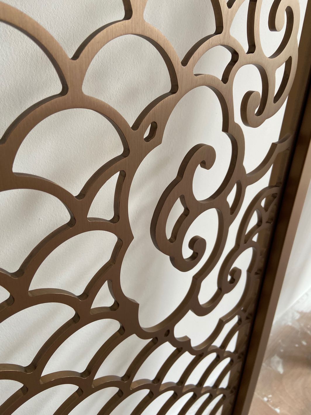 玫瑰金铝板雕刻镂空屏风,餐厅装饰金属格栅坚固于一体极具装饰