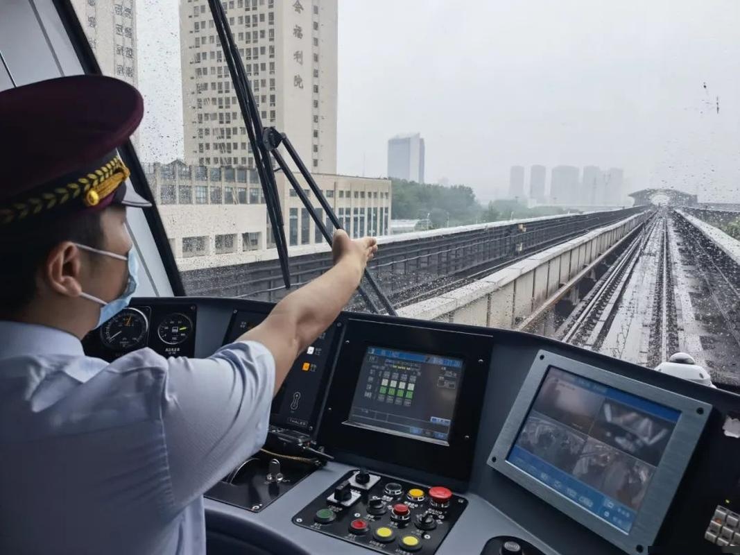 地铁司机是j5还是j6证