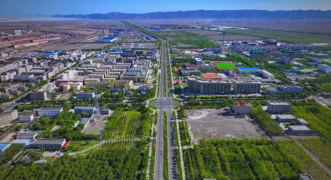 探索阿拉山口的迷人八字湖