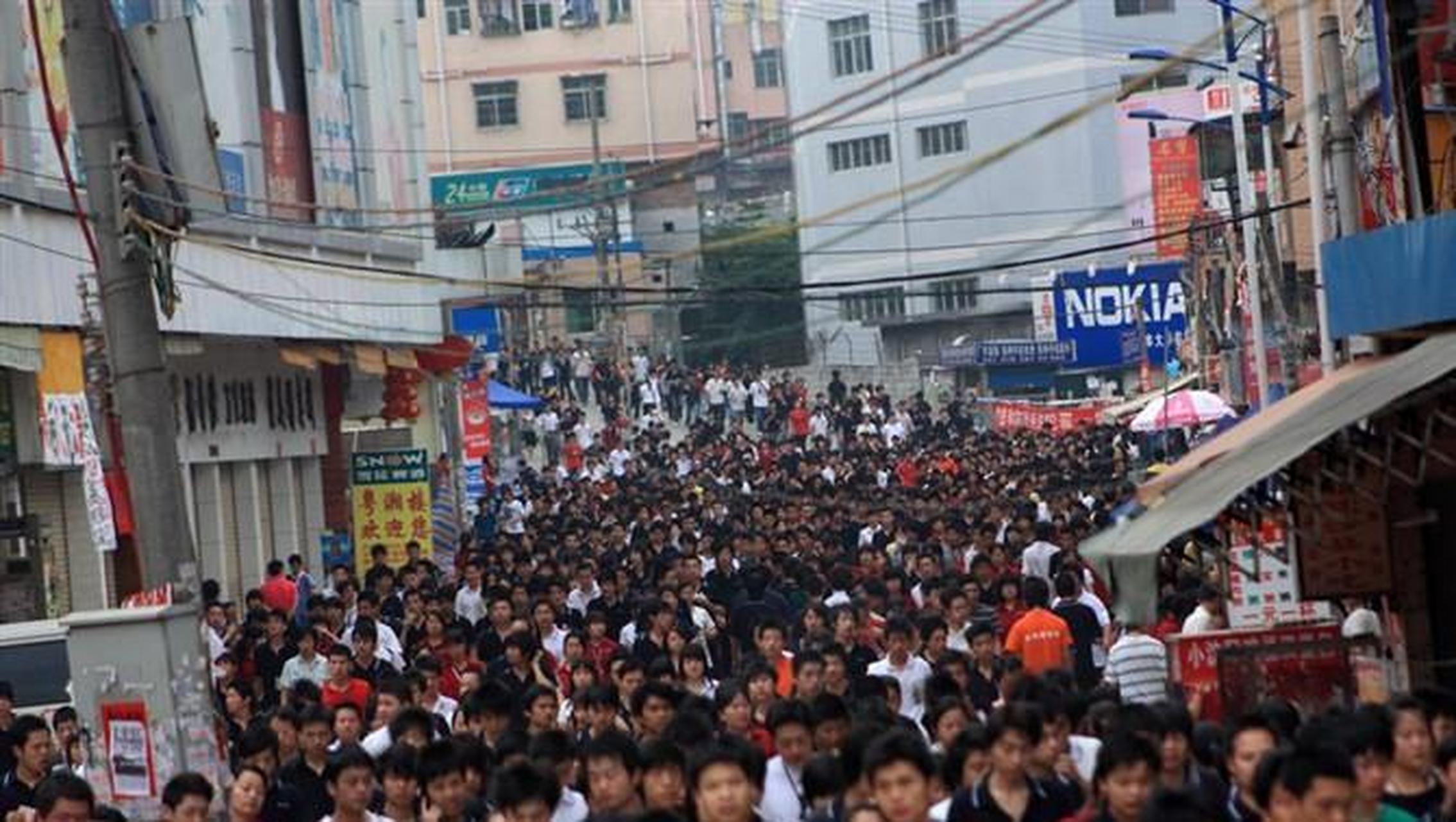 图二,2010年的清湖富士康招募中心.