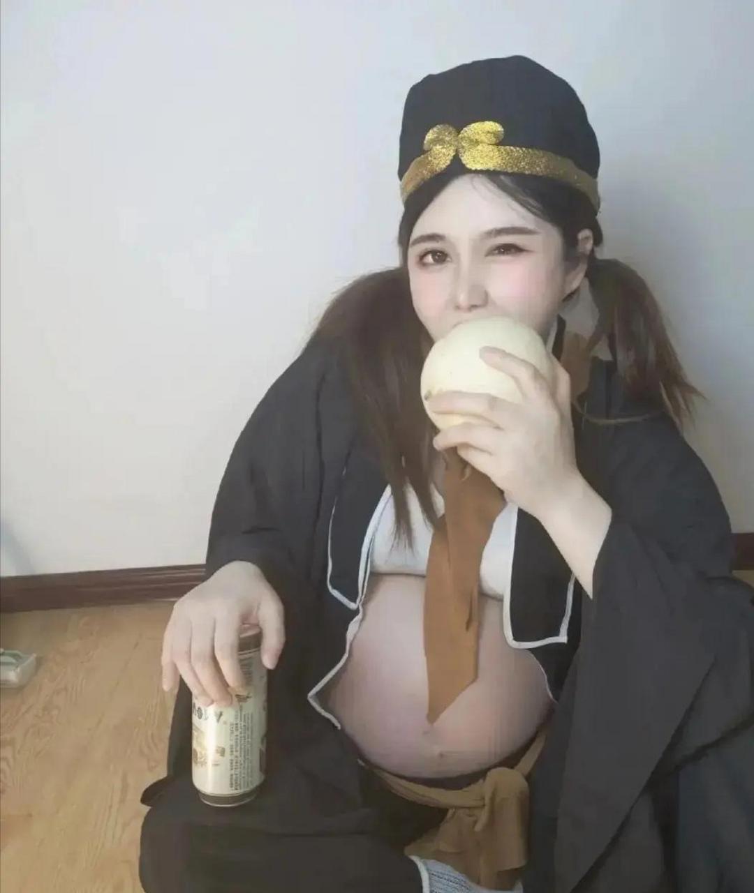 好一个女版猪八戒,肚子真大.
