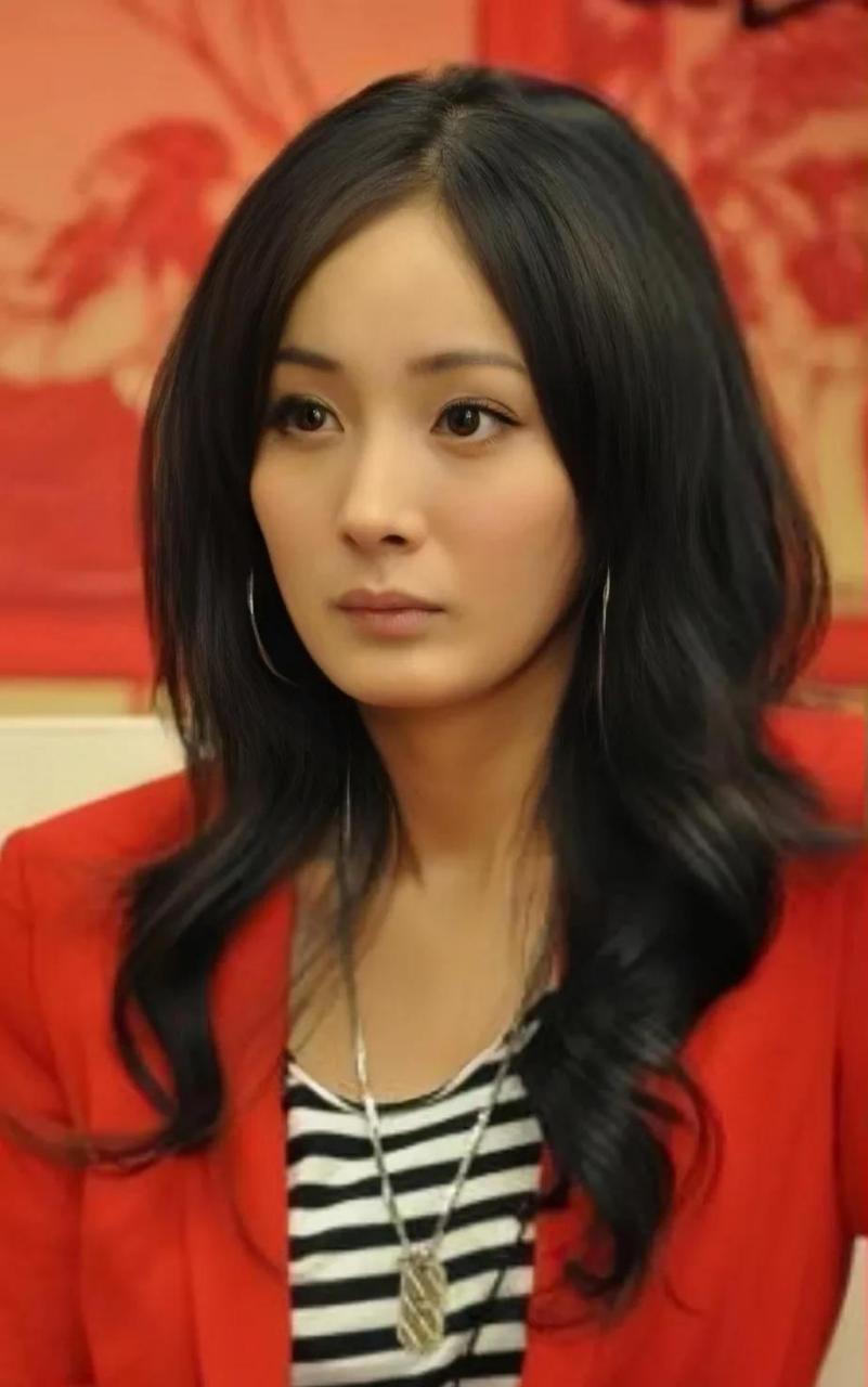 杨幂的大伯杨晓京,是个非常厉害的角色,清华教授,博士生导师,精通多国