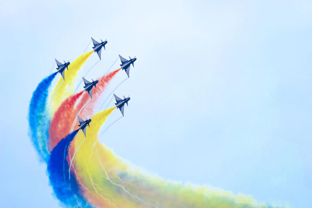 人民空军,生日快乐!网友:我就站在你面前,你看我几分像从前