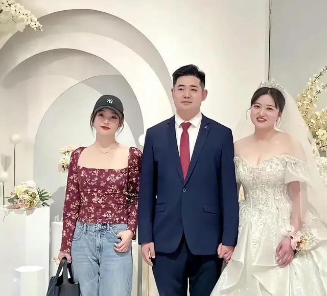 袁姗姗参加弟弟婚礼,短衣配牛仔裤不抢新娘风头,毫无明星架子