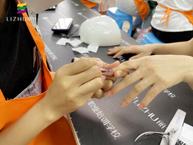 广西美甲课堂实操:正确涂指甲油的方法