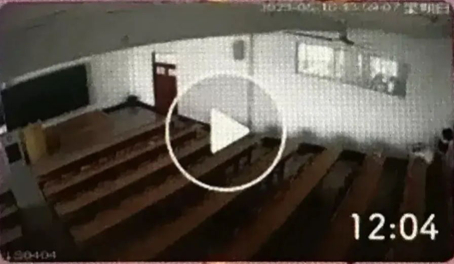 太奔放!黑龙江两大学生在教室行不轨之事,结果被摄像头现场录播