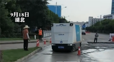 无人快递车送货名场面笑喷网友：烂路起飞、轮胎没了照跑不误