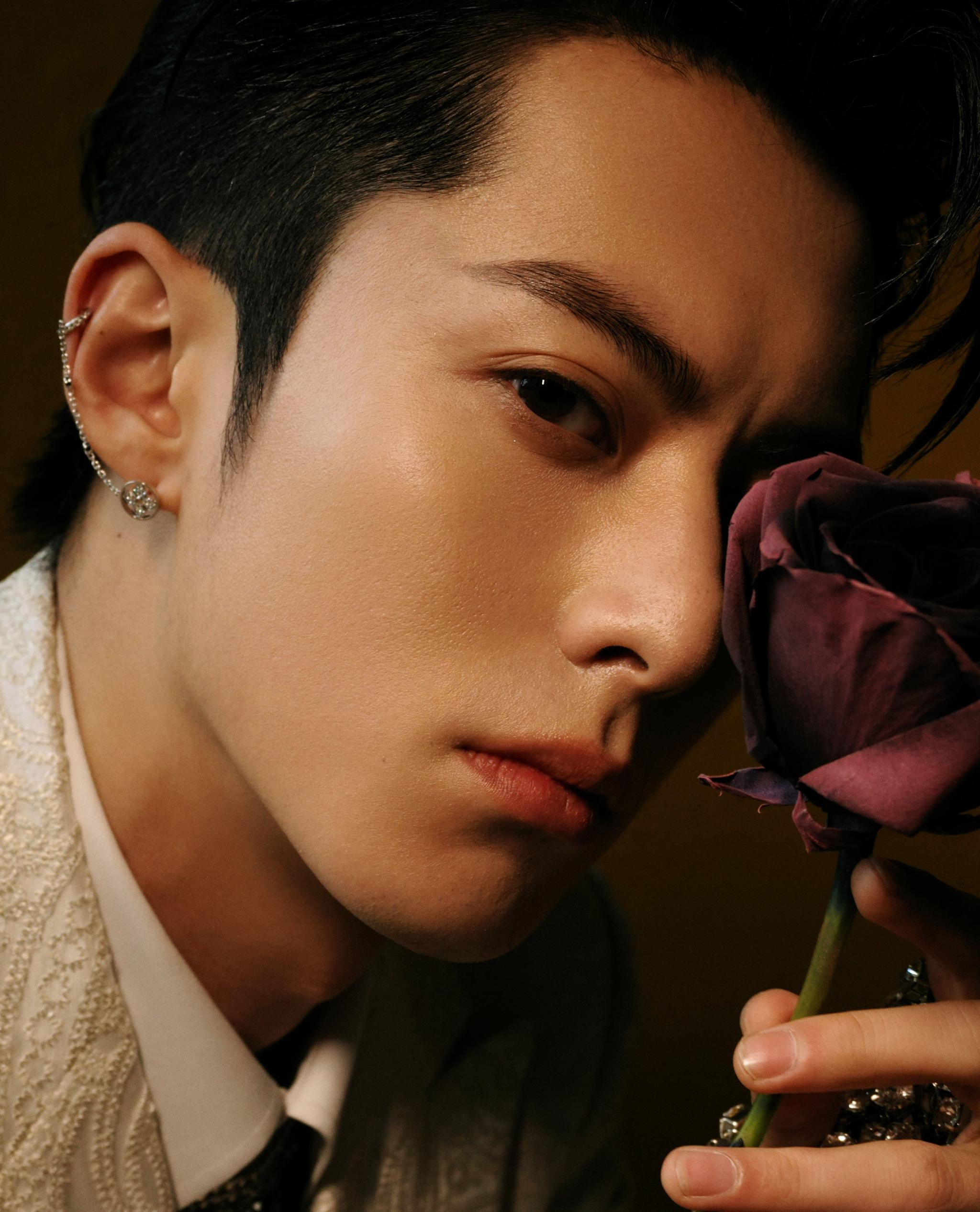 开秀啦!王鹤棣发布出发look,是玫瑰花和吸血鬼伯爵的既视感呀