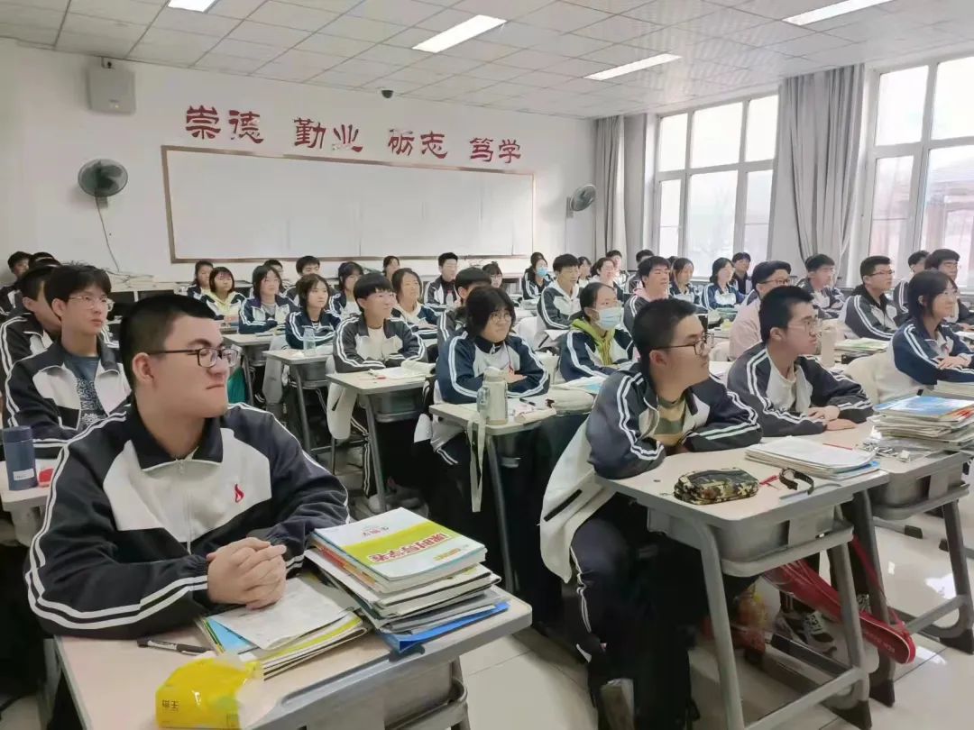 大庆四中开展"缅怀革命先烈,立志民族复兴"主题班会活动