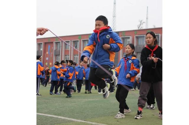 燃烧青春激情 彰显健儿雄风——彭镇小学举行学生田径运动会