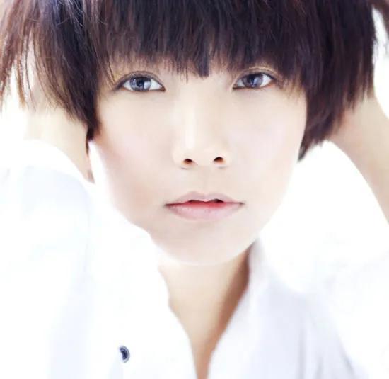 17岁时,她成功考入北京电影学院,与黄圣依,贾乃亮成为同班同学.