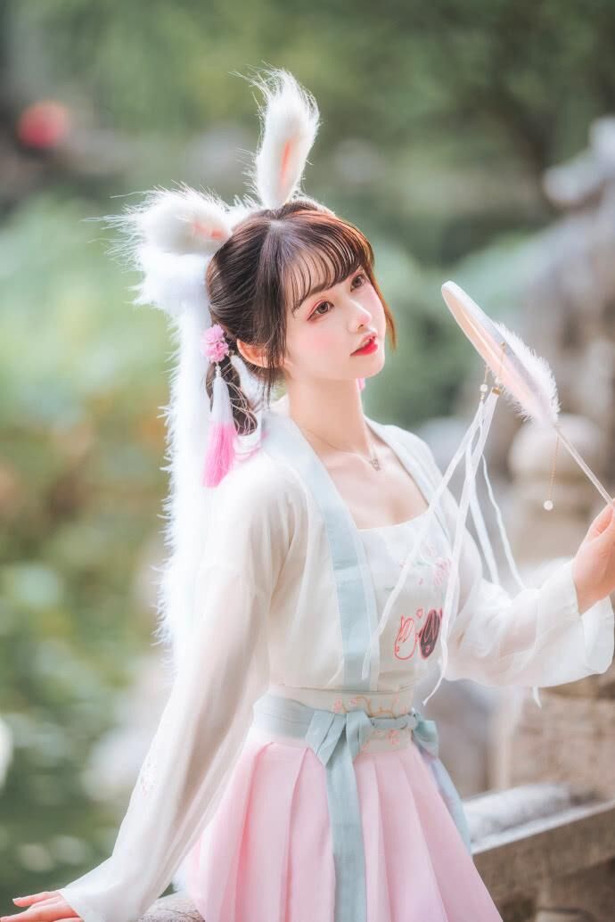 当汉服遇上"兔耳朵",无敌可爱!网友:我家的玉兔跑出来了!