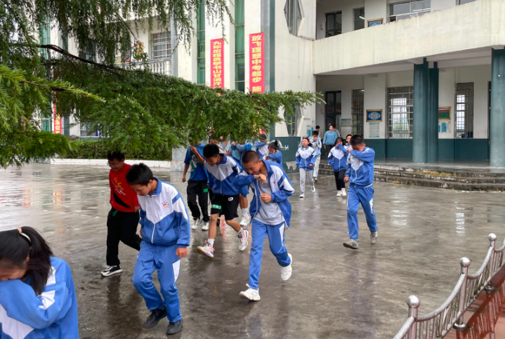 丹寨县政府专职消防队应邀到扬武中学开展消防安全知识讲座及现场灭火