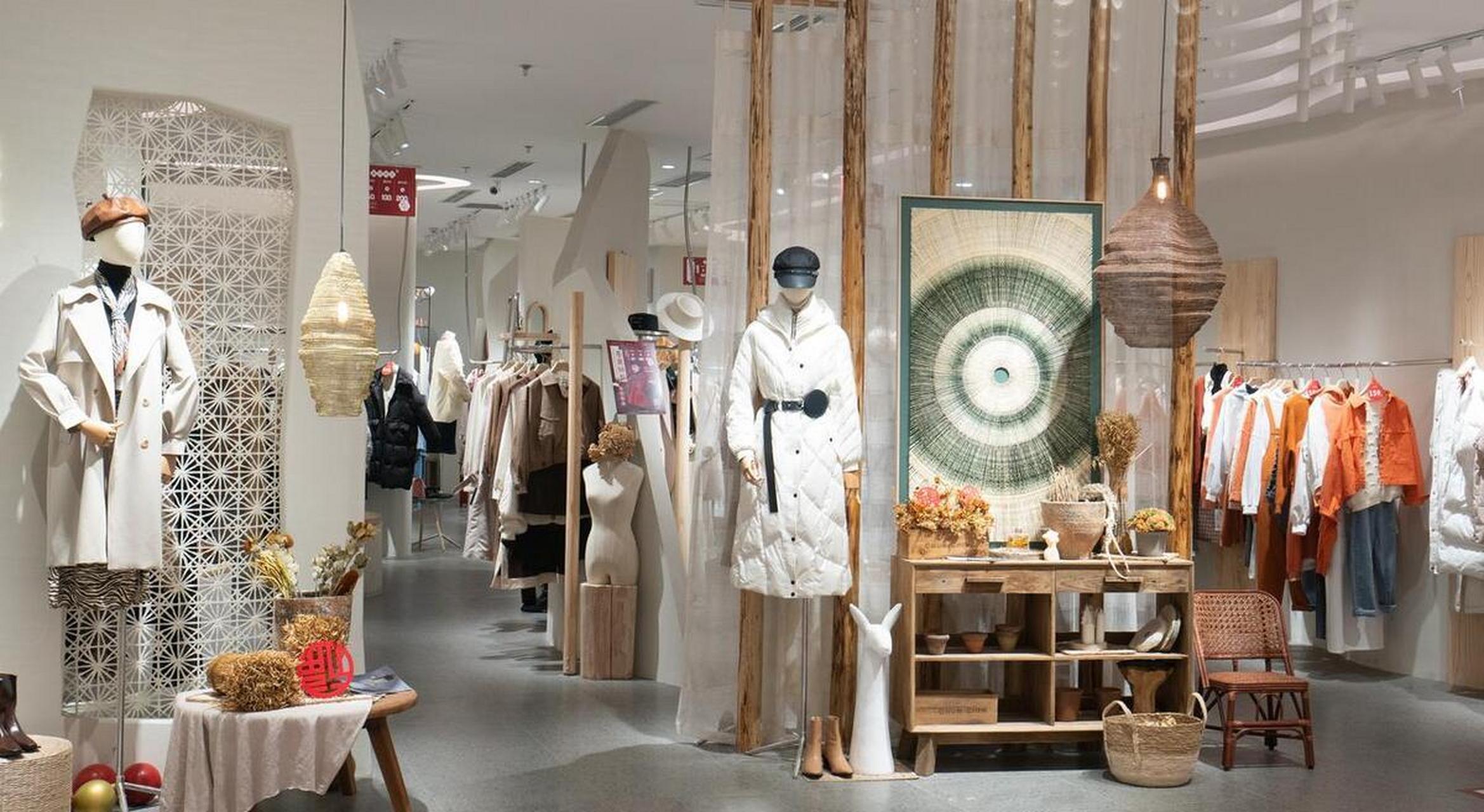 莉莉去品牌服装店试穿包臀裙,店员发现她居然打算不穿内裤!