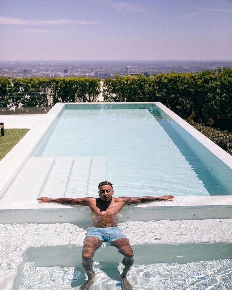 潮流与盛夏的碰撞?林加德晒照,清凉假日,潮牌混搭